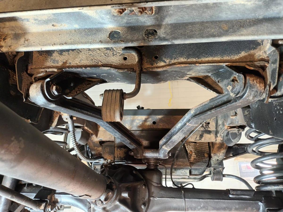 Defender rear suspension and chassis crossmember on arrival, heavily surface rusted
